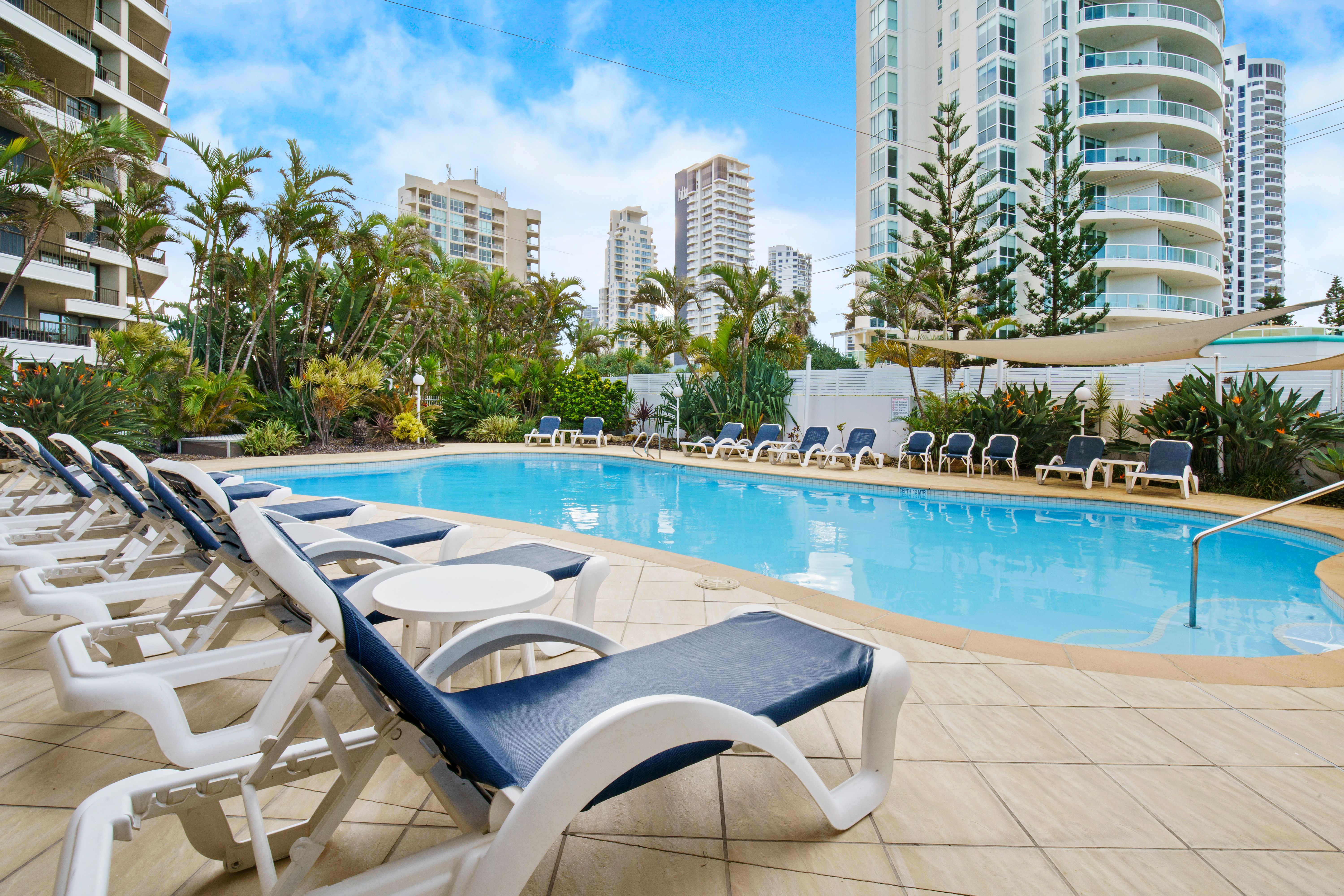 SPACIOUS BEACHSIDE APARTMENT - LOCATION! RENOVATORS DELIGHT!